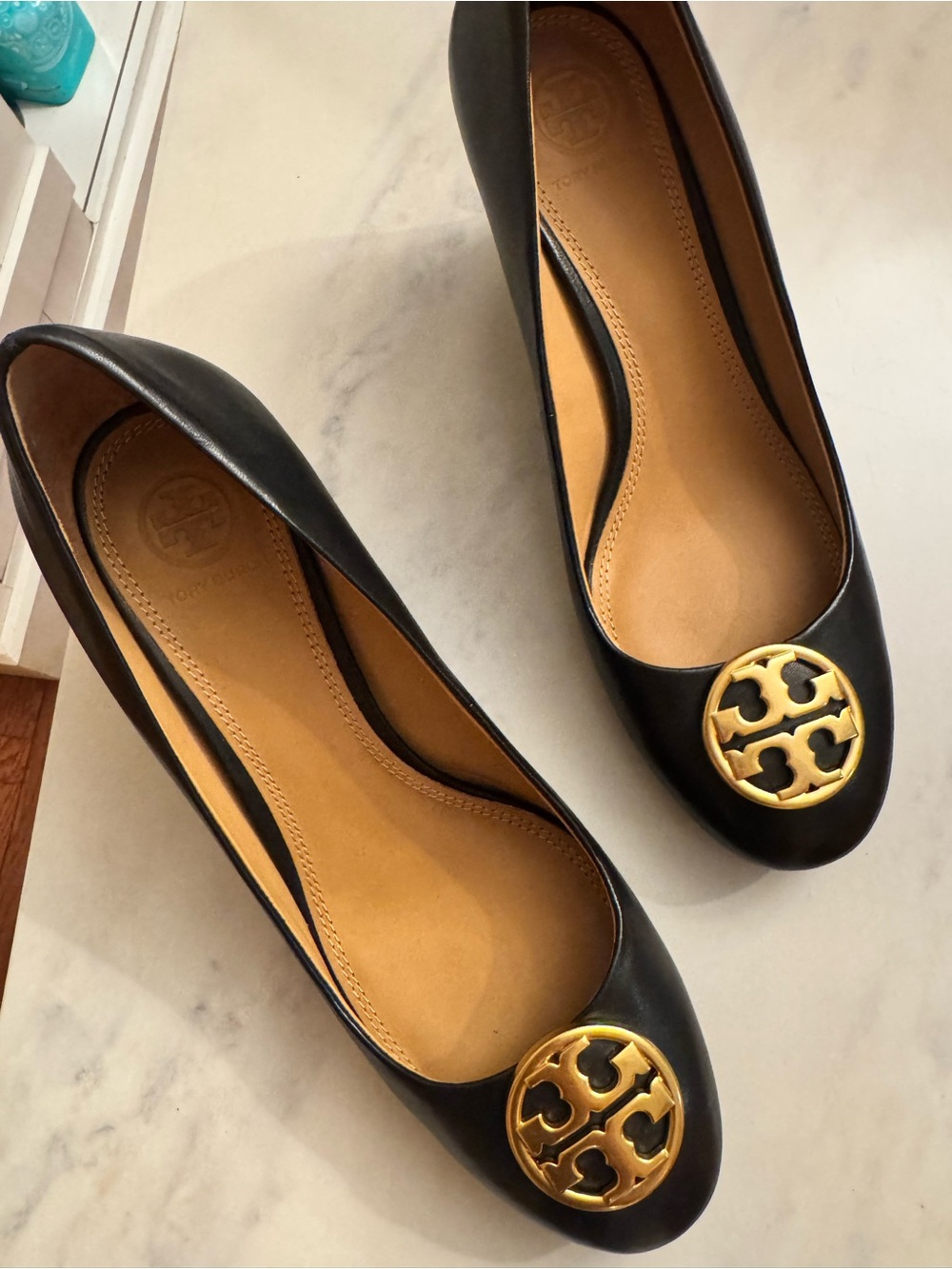 BRANDNEW Tory Burch Black Leather Ballet Wedges with Gold Logo Medallion - Picture 1 of 4